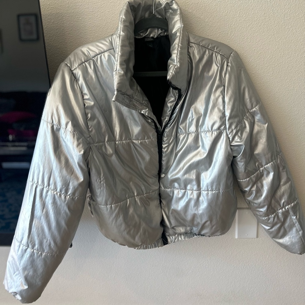 WOMEN’S SILVER HOLOGRAPHIC PUFFER JACKET - SIZE MEDIUM - Lightly Used